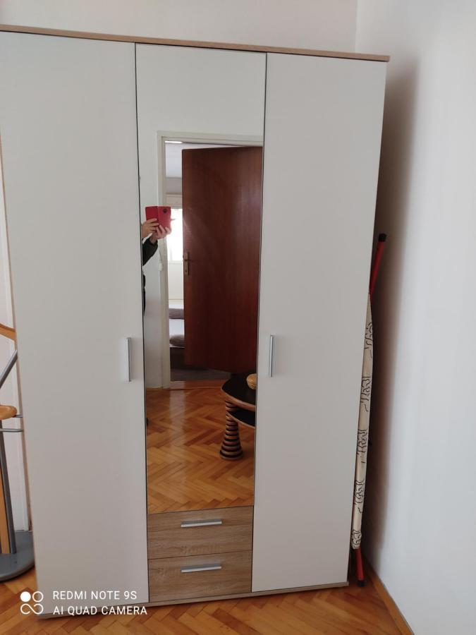 Ivana Šibenik Buitenkant foto