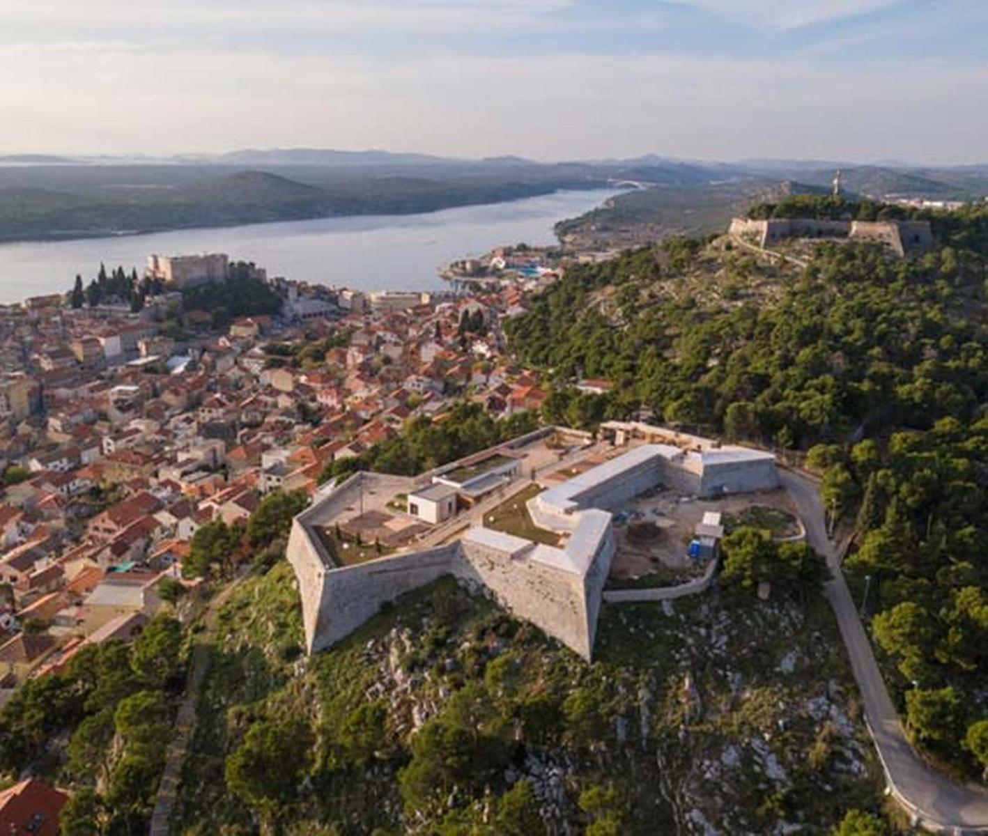 Ivana Šibenik Buitenkant foto