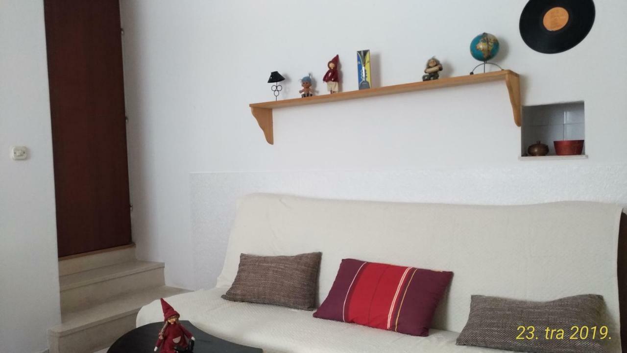 Ivana Šibenik Buitenkant foto
